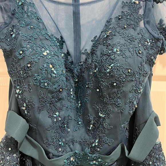 Beautiful dress for any formal occasion - Picture 4 of 8